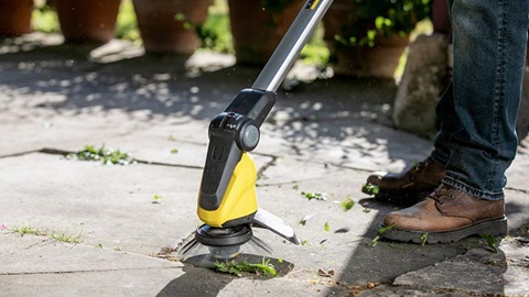 homme élimine des mauvaises herbes avec le Kärcher Weed Remover